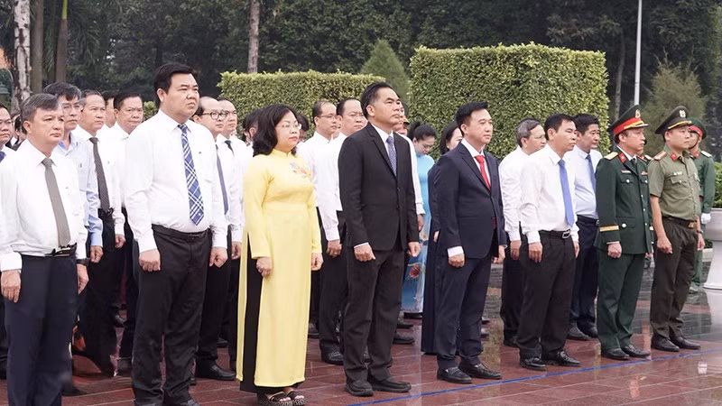 Đoàn đại biểu Thành phố Hồ Chí Minh viếng Nghĩa trang liệt sĩ tỉnh Bình Dương (cũ). (Ảnh: NGỌC KHUYẾN)