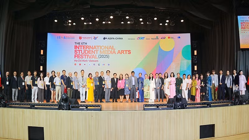 Các đại biểu, ban giám khảo chụp ảnh lưu niệm trong lễ bế mạc. (Ảnh: Ban tổ chức)