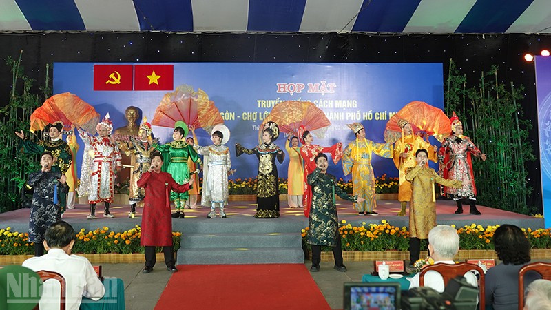 Chương trình sân khấu hóa kỷ niệm ngày họp mặt truyền thống cách mạng Sài Gòn-Chợ Lớn-Gia Định-Thành phố Hồ Chí Minh năm 2026. (Ảnh: Linh Bảo)