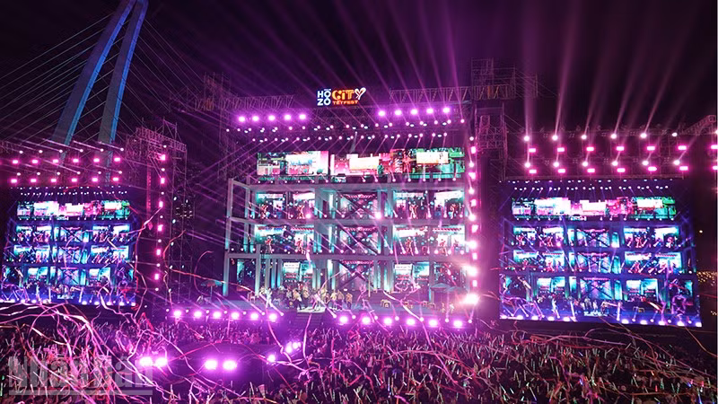 Bữa tiệc ánh sáng trong đêm “Countdown night-City-Maze-ing”. (Ảnh: Linh Bảo).