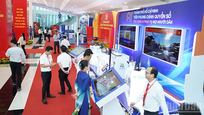 Không gian triển lãm sản phẩm công nghệ tại Học viện cán bộ Thành phố Hồ Chí Minh. (Ảnh: THẾ ANH)