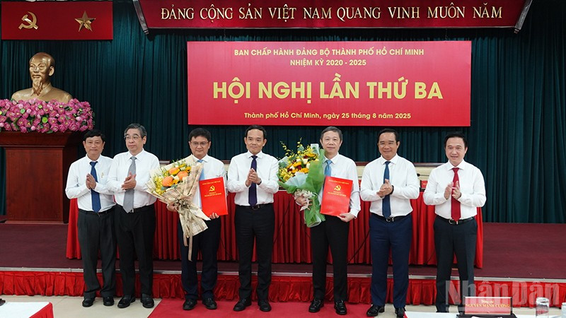 Đồng chí Trần Lưu Quang, Bí thư Thành ủy Thành phố Hồ Chí Minh, và các đồng chí Phó Bí thư Thành ủy tặng hoa chúc mừng đồng chí Dương Anh Đức và đồng chí Nguyễn Mạnh Cường. (Ảnh: LINH BẢO)