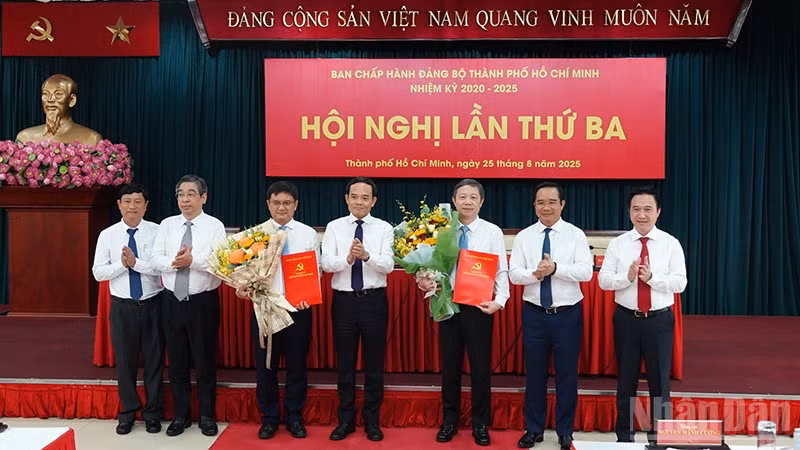 Đồng chí Trần Lưu Quang, Bí thư Thành ủy Thành phố Hồ Chí Minh, và các đồng chí Phó Bí thư Thành ủy tặng hoa chúc mừng đồng chí Dương Anh Đức và đồng chí Nguyễn Mạnh Cường. (Ảnh: LINH BẢO)