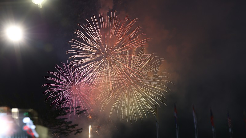 Pháo hoa rực rỡ trên bầu trời Thành phố Hồ Chí Minh trong thời khắc giao thừa. (Ảnh: Hiếu An)