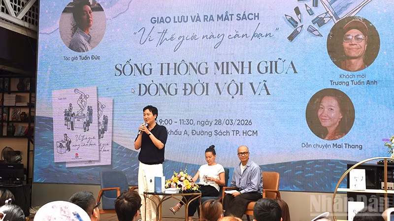 Quang cảnh buổi giao lưu, ra mắt sách. (Ảnh: Linh Bảo).