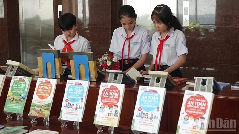 Các bạn nhỏ đang xem sách được trưng bày tại chương trình. (Ảnh: BẢO LINH)