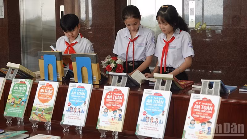 Các bạn nhỏ đang xem sách được trưng bày tại chương trình. (Ảnh: BẢO LINH)