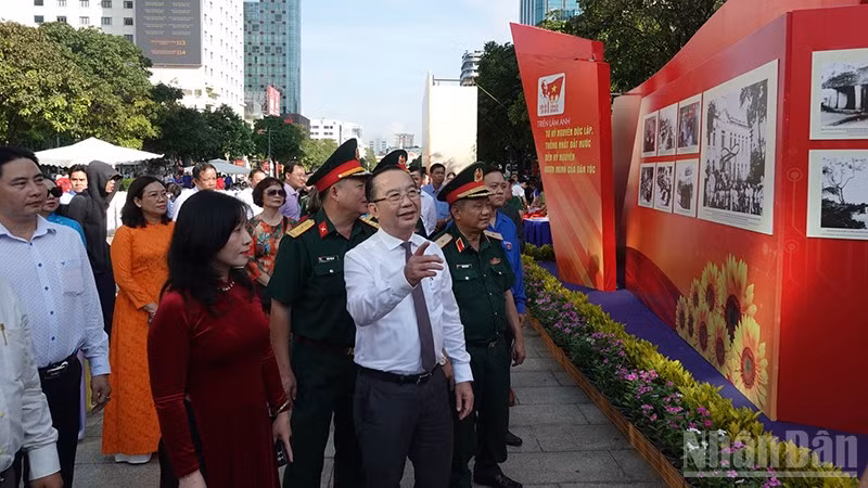 Các đại biểu tham quan triển lãm tại đường đi bộ Nguyễn Huệ. (Ảnh: MẠNH HẢO)