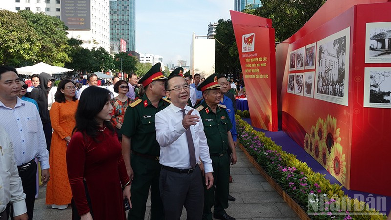 Các đại biểu tham quan triển lãm tại đường đi bộ Nguyễn Huệ. (Ảnh: MẠNH HẢO)