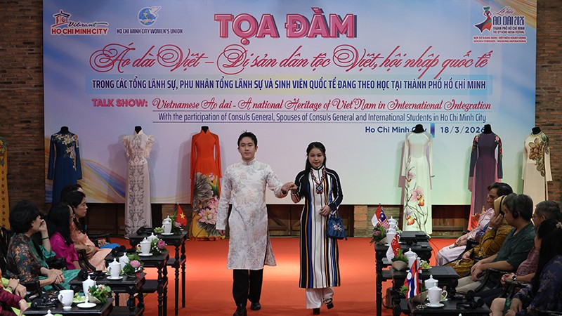 Giới thiệu các bộ sưu tập áo dài tại buổi tọa đàm. (Ảnh: Sở Du lịch).