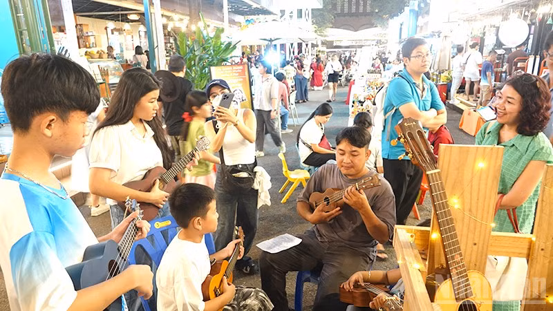 Đông đảo du khách tham dự Ngày hội sách và văn hóa đêm tháng 1/2026. (Ảnh: Linh Bảo)