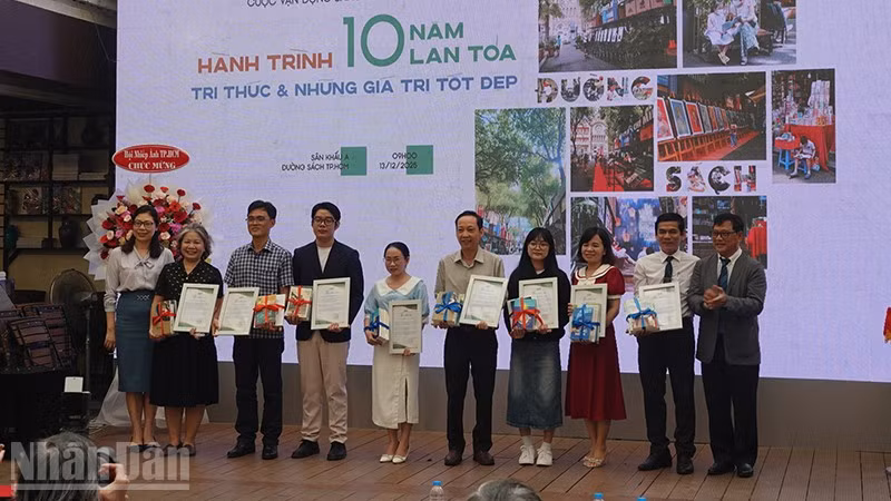 Trao chứng nhận cho các tác giả có bài viết hay về Đường sách. (Ảnh: LINH BẢO)