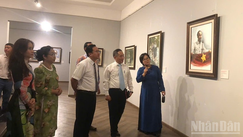 Các đại biểu tham quan Trưng bày. (Ảnh: LINH BẢO)