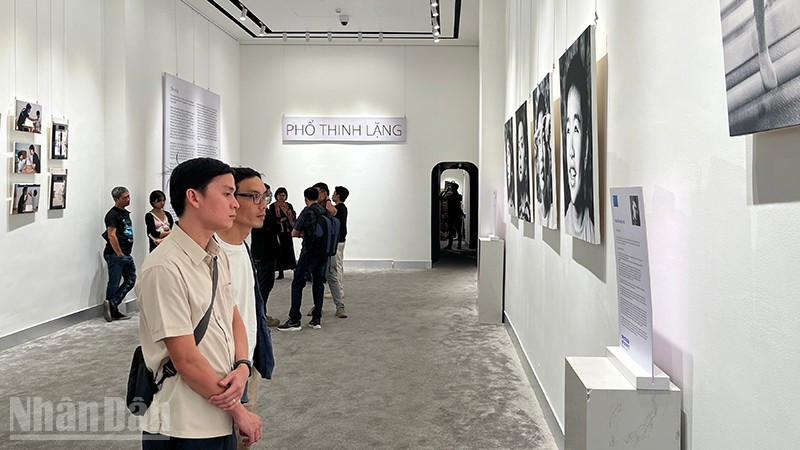 Nhiều bạn trẻ tham quan triển lãm nghệ thuật "Phổ thinh lặng". (Ảnh: Linh Bảo)