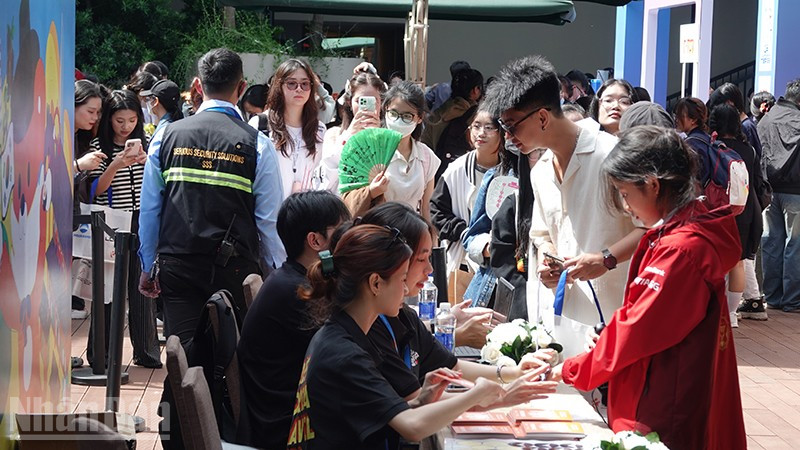 Nhiều bạn trẻ đến đăng ký tham gia các hoạt động trong sự kiện Korea Travel Festa 2025 trong sáng 21/6. (Ảnh: MẠNH HẢO)