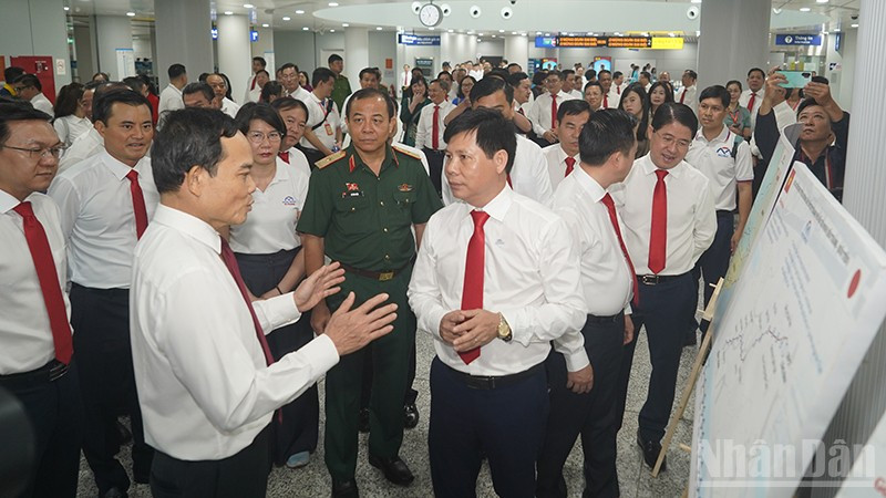 Bí thư Thành ủy Thành phố Hồ Chí Minh Trần Lưu Quang cùng đoàn đại biểu tham quan tuyến Metro số 01 Bến Thành-Suối Tiên. (Ảnh: Thế Anh)
