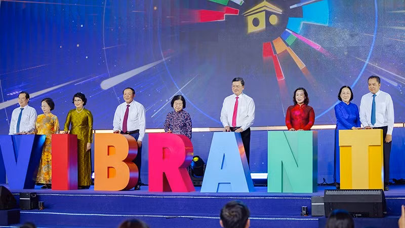 Các đại biểu thực hiện nghi thức khai mạc Ngày hội Du lịch Thành phố Hồ Chí Minh lần thứ 22. (Ảnh: Sở Du lịch Thành phố Hồ Chí Minh)