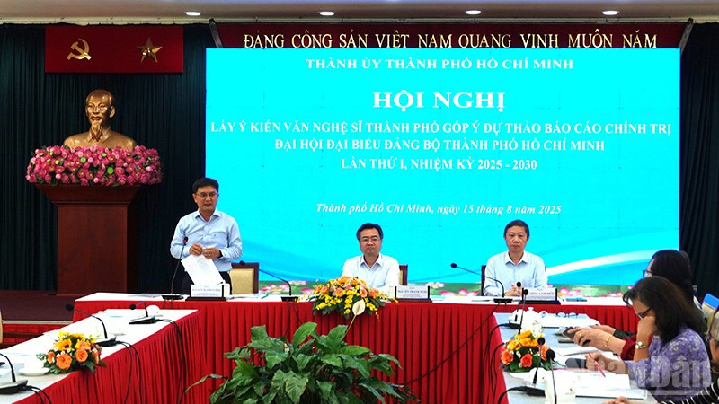 Các đồng chí chủ trì hội nghị. (Ảnh: MẠNH HẢO)
