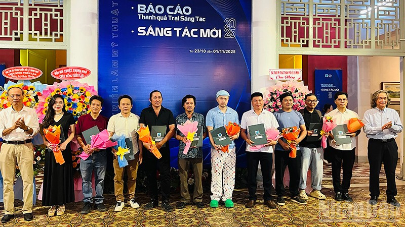 Trao xét đầu tư tác phẩm loại A cho các tác giả. (Ảnh: LINH BẢO)