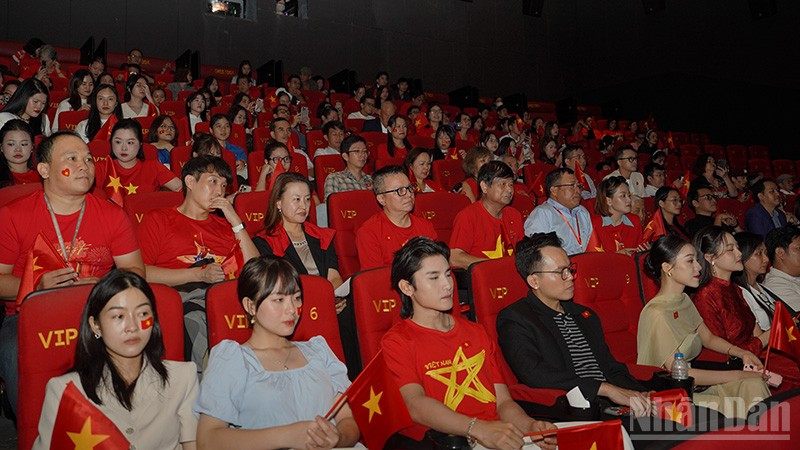 Đông đảo khán giả đến xem suất đặc biệt của bộ phim "Tổ quốc trong tim".