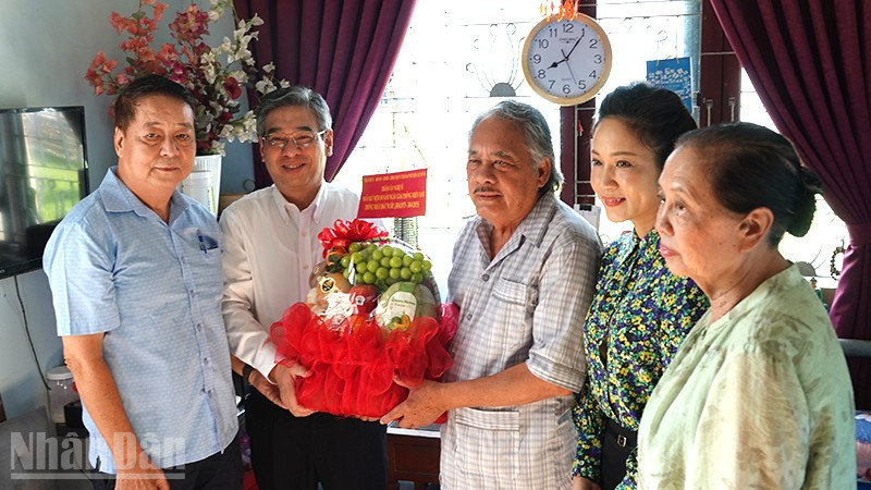 Đoàn lãnh đạo thành phố tặng quà cho nghệ sĩ Huỳnh Thanh Trà. (Ảnh: LINH BẢO)