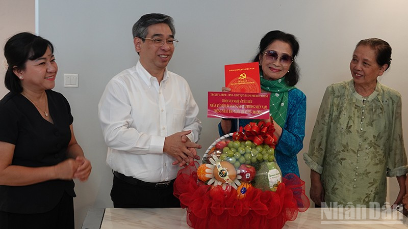 Đoàn lãnh đạo thành phố thăm, tặng quà cho nghệ sĩ nhân dân Trà Giang.