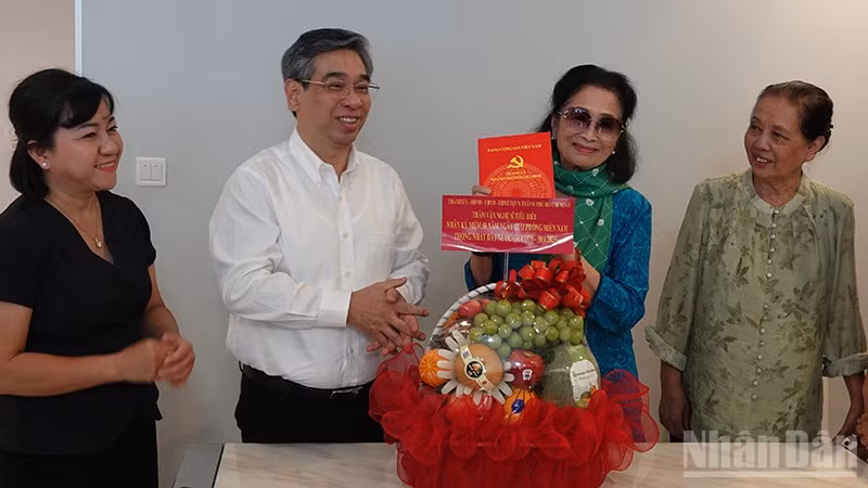 Đoàn lãnh đạo thành phố thăm, tặng quà cho nghệ sĩ nhân dân Trà Giang.