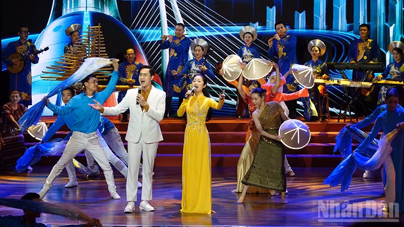 Các ca sĩ trẻ biểu diễn trong chương trình Hội nghị tổng kết 50 năm văn học, nghệ thuật Thành phố Hồ Chí Minh sau ngày đất nước thống nhất. (Ảnh: LINH BẢO)