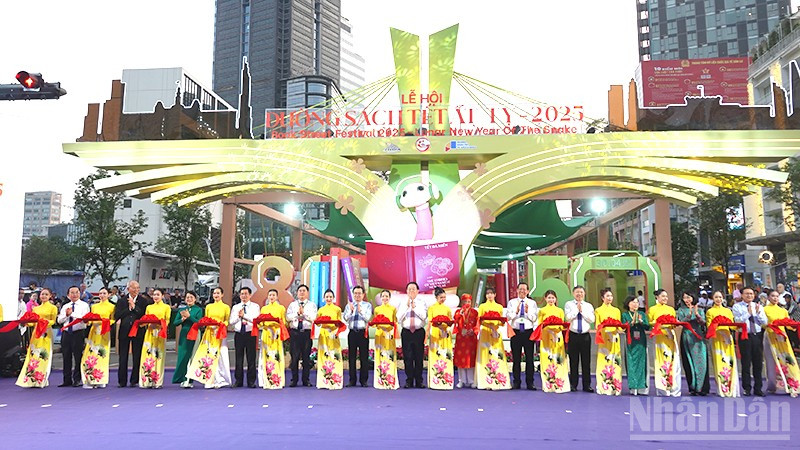 Các đại biểu thực hiện nghi thức cắt băng khai mạc Lễ hội Đường sách Tết Ất Tỵ 2025. (Ảnh: Linh Bảo)