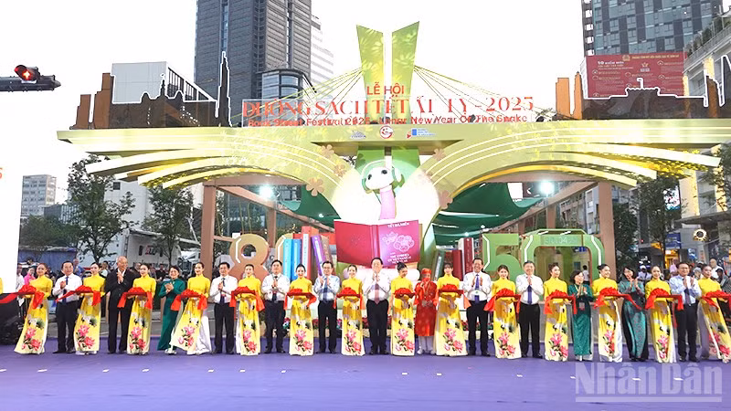 Các đại biểu thực hiện nghi thức cắt băng khai mạc Lễ hội Đường sách Tết Ất Tỵ 2025. (Ảnh: Linh Bảo)