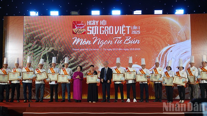 Trao tặng danh hiệu Nghệ nhân cho các đầu bếp trên cả nước. (Ảnh: LINH BẢO)