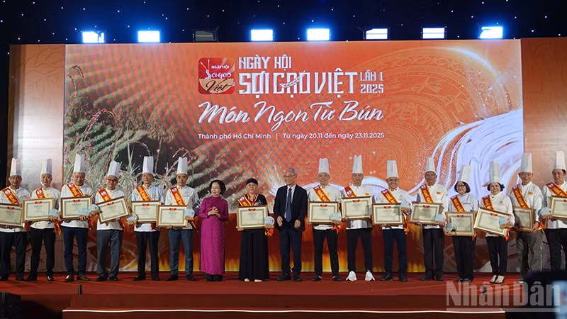 Trao tặng danh hiệu Nghệ nhân cho các đầu bếp trên cả nước. (Ảnh: LINH BẢO)