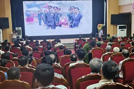 Các đại biểu xem phim phóng sự tài liệu.