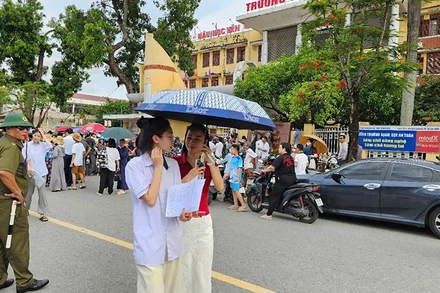 Phụ huynh đón, chăm sóc thí sinh sau mỗi buổi thi.