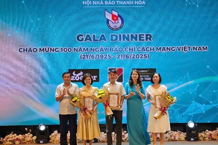 Lãnh đạo Ban Tuyên Giáo và Dân vận Tỉnh ủy, Thường trực Hội Nhà báo tỉnh Thanh Hóa trao phần thưởng cho các tác giả có tác phẩm ảnh đoạt giải B.