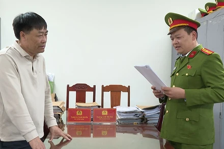 Đại diện cơ quan Công an thi hành quyết định khởi tố bị can Nguyễn Xuân Biên.