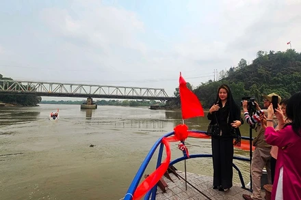 Cây cầu Hàm Rồng lịch sử cùng tour du lịch trên sông Mã hấp dẫn khách du lịch.