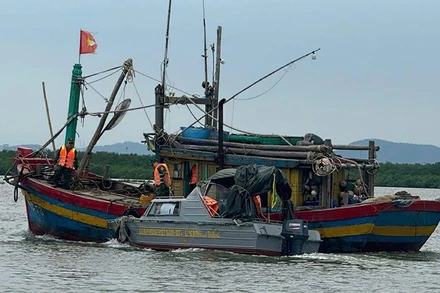 Bộ đội Biên phòng Thanh Hóa đôn đốc, hướng dẫn phương tiện nghề cá di chuyển vào nơi neo đậu, tránh bão.