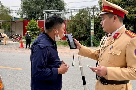 Cảnh sát giao thông kiểm tra nồng độ cồn của người điều khiển phương tiện cơ giới.
