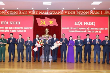 Tập thể lãnh đạo tỉnh Thanh Hóa tặng hoa chúc mừng đồng chí Nguyễn Hoài Anh và Nguyễn Hồng Phong.