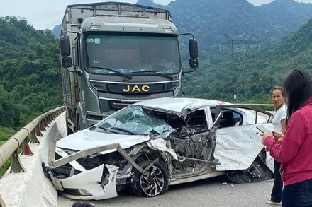 Xe con biến dạng sau đâm va liên hoàn.