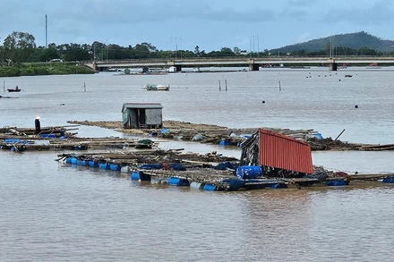 Bè nuôi thả thủy sản trên sông Bạng, phường Hải Bình, tỉnh Thanh Hóa.