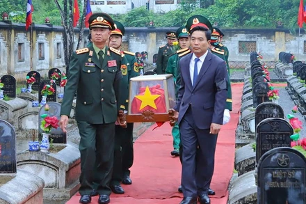 Các đại biểu đón, di chuyển, an táng hài cốt liệt sĩ tại Nghĩa trang Đồng Tâm.