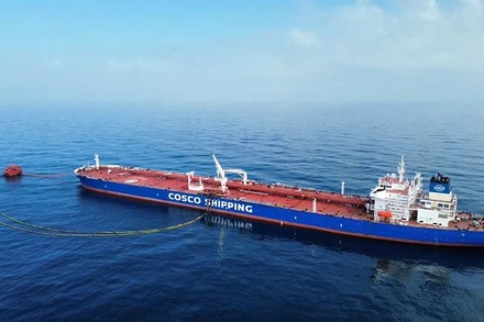 Tàu vận chuyển dầu thô neo đậu, cung cấp nguyên liệu cho Nhà máy Lọc hóa dầu Nghi Sơn.