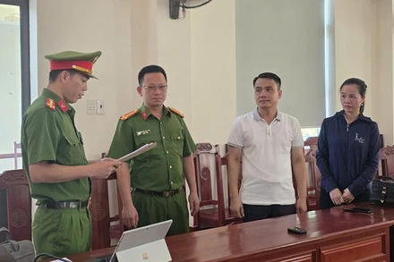 Cơ qua Công an thi hành quyết định khởi tố 2 bị can về tội giả mạo tronng công tác.