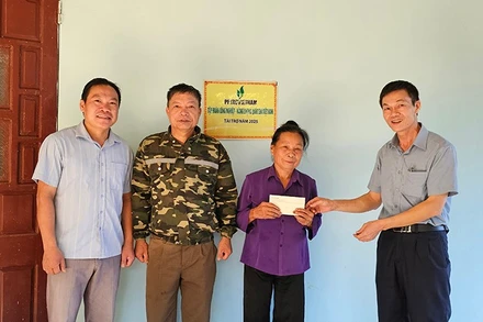 Báo Nhân Dân cùng nhà tài trợ góp phần nhân thêm niềm vui cho gia đình bà Bùi Thị Chức ở xã Nguyệt Ấn, huyện Ngọc Lặc, tỉnh Thanh Hóa.