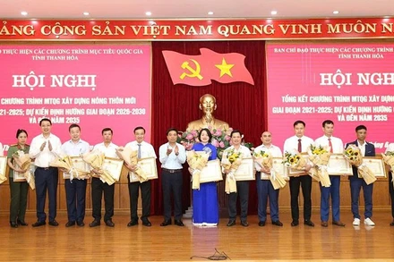 Lãnh đạo tỉnh Thanh Hóa trao tặng Bằng khen cho các tập thể có thành tích xuất sắc.