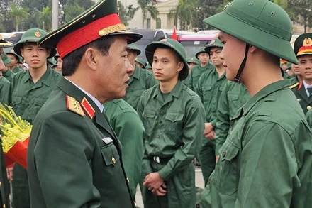 Lãnh đạo Bộ Quốc phòng ân cần hỏi thăm tân binh Thanh Hóa.