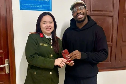 Công an phường Hạc Thành, tỉnh Thanh Hóa giao trả tài sản cho người nước ngoài đánh rơi.