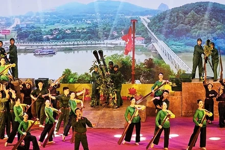 Một cảnh trong chương trình nghệ thuật chào mừng Ngày truyền thống lực lượng vũ trang Thanh Hóa.